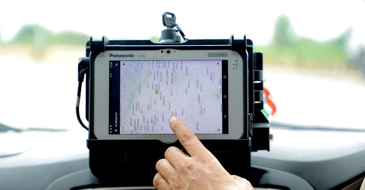 Karte und Kompass neben einem Hand-GPS